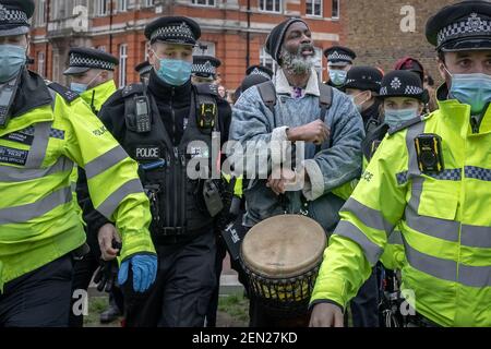 Coronavirus : la police se brise et procède à des arrestations au cours d'une tentative d'action musicale anti-verrouillage à Brixton Windrush Square, Londres, Royaume-Uni. Banque D'Images