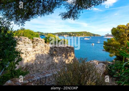 Vue depuis le fort du château de Villefranche-sur-Mer, France, sur la mer Méditerranée, les collines et les yachts de luxe dans l'eau. Banque D'Images