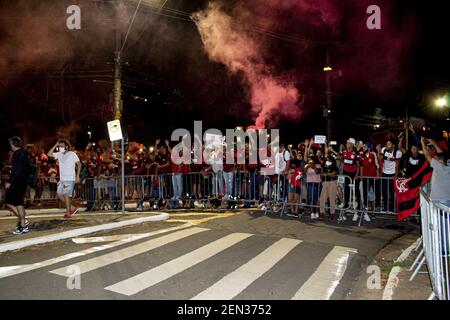 Sao Paulo, Sao Paulo, Brésil. 25 février 2021. (SPO) les fans de Flamengo célèbrent l'arrivée de leur équipe au stade de Morumbi. 25 février 2021, Sao Paulo, Brésil: Les fans de Flamengo célèbrent l'arrivée des joueurs de flamengoâ‚ â â â â â â â â„ âs au stade avant le match de football contre Sao Paulo, valide pour la 38e ronde de la Ligue brésilienne de football de la 1ère Division. Crédit: Leco Viana/Thenews2 crédit: Leco Viana/TheNEWS2/ZUMA Wire/Alay Live News Banque D'Images