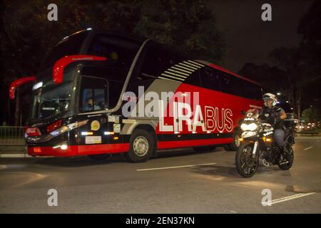 Sao Paulo, Sao Paulo, Brésil. 25 février 2021. (SPO) les fans de Flamengo célèbrent l'arrivée de leur équipe au stade de Morumbi. 25 février 2021, Sao Paulo, Brésil: Les fans de Flamengo célèbrent l'arrivée des joueurs de flamengoâ‚ â â â â â â â â„ âs au stade avant le match de football contre Sao Paulo, valide pour la 38e ronde de la Ligue brésilienne de football de la 1ère Division. Crédit: Leco Viana/Thenews2 crédit: Leco Viana/TheNEWS2/ZUMA Wire/Alay Live News Banque D'Images