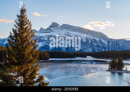 Vue magnifique sur les personnes qui patinent sur le lac Two Jack dans le parc national Banff, Canada