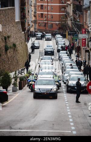 Caceres, Espagne. 25 Fév 2021: Roi d'Espagne, Felipe VI (Felipe Jaun Pablo) et Reine d'Espagne, Letizia Ortiz Rocasolano, convoi arrivant au musée pendant l'inauguration. Un art contemporain abritant l'une des collections les plus importantes d'Europe a été inauguré par la famille royale espagnole après plus de 7 ans de travail. À seulement 10 mètres du musée, une manifestation contre la monarchie a été organisée par certains. Crédit : SOPA Images Limited/Alamy Live News Banque D'Images