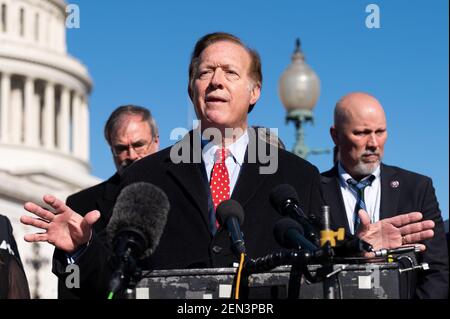 Washington, États-Unis. 25 février 2021. Le représentant américain Randy Weber (R-TX) parle de la Loi sur l'égalité lors d'une conférence de presse du Caucus de la liberté de la Chambre. Crédit : SOPA Images Limited/Alamy Live News Banque D'Images