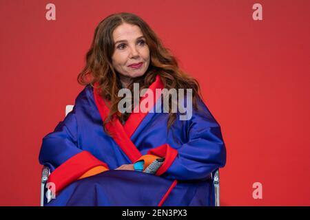Madrid, Espagne. 25 février 2021. L'actrice espagnole Victoria Abril pose pendant la masterclass de la délégation culturelle de la communauté de Madrid en Espagne. Crédit : SOPA Images Limited/Alamy Live News Banque D'Images