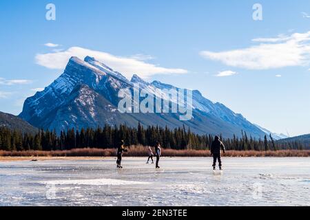 Banff, Canada - décembre 2020 : belle vue sur les lacs Vermilion en hiver Banque D'Images