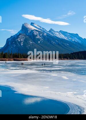 Banff, Canada - décembre 2020 : belle vue sur les lacs Vermilion en hiver Banque D'Images