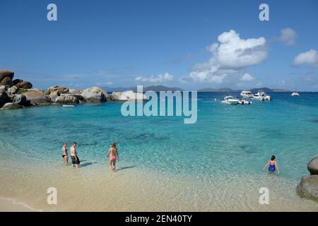 Baignade à Devil's Bay, The Baths, Virgin Gorda, îles Vierges britanniques Banque D'Images