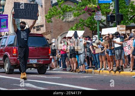 Athènes, Ohio, États-Unis. 27 septembre 2020. Un manifestant tenant une plaque exprimant son opinion, se promène sur court Street avec le soutien d'alliés sur les trottoirs, pendant la manifestation.des centaines de manifestants se tiennent devant le greffier des tribunaux du comté d'Athènes pour protester contre la mort de George Floyd par l'officier de police de Minneapolis Derek Chauvin, Racisme en Amérique et brutalité policière. La manifestation a duré quelques heures, a impliqué des orateurs et a inclus une marche vers le sud sur court Street, sur College Green, par la passerelle de classe, vers le nord sur N College St. et vers l'ouest sur E Washington St. (CRED Banque D'Images