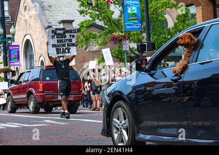 Athènes, Ohio, États-Unis. 27 septembre 2020. Un manifestant tenant une plaque exprimant son opinion, se promène sur court Street avec le soutien d'alliés sur les trottoirs, pendant la manifestation.des centaines de manifestants se tiennent devant le greffier des tribunaux du comté d'Athènes pour protester contre la mort de George Floyd par l'officier de police de Minneapolis Derek Chauvin, Racisme en Amérique et brutalité policière. La manifestation a duré quelques heures, a impliqué des orateurs et a inclus une marche vers le sud sur court Street, sur College Green, par la passerelle de classe, vers le nord sur N College St. et vers l'ouest sur E Washington St. (CRED Banque D'Images