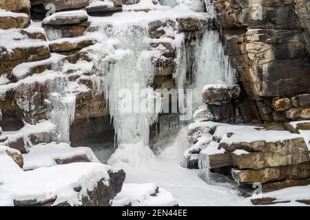 Belle vue sur les chutes d'Athabasca gelées en hiver, au Canada Banque D'Images