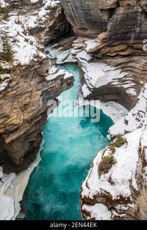 Belle vue sur les chutes d'Athabasca gelées en hiver, au Canada Banque D'Images