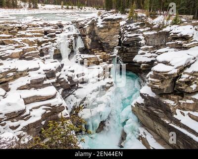 Belle vue sur les chutes d'Athabasca gelées en hiver, au Canada Banque D'Images