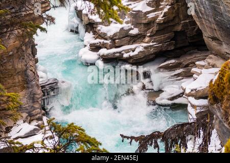 Belle vue sur les chutes d'Athabasca gelées en hiver, au Canada Banque D'Images