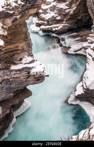 Belle vue sur les chutes d'Athabasca gelées en hiver, au Canada Banque D'Images