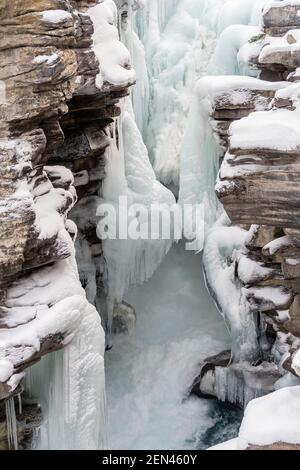 Belle vue sur les chutes d'Athabasca gelées en hiver, au Canada Banque D'Images