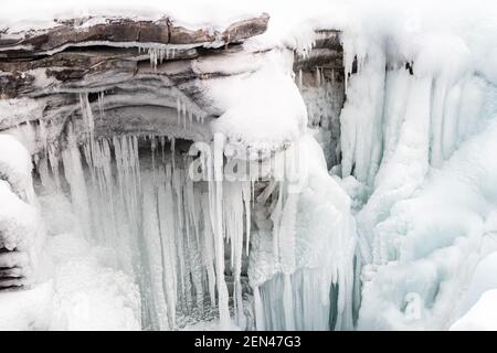 Belle vue sur les chutes d'Athabasca gelées en hiver, au Canada Banque D'Images