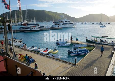 Quai pour canot pneumatique au Bitter End Yacht Club, Gorda Sound, Virgin Gorda, îles Vierges britanniques Banque D'Images