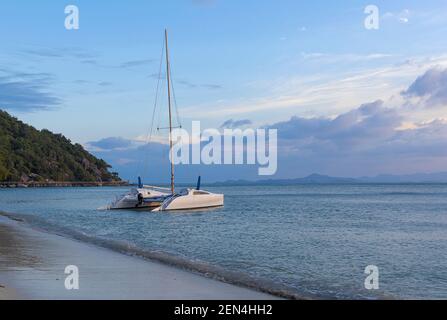 Bateau blanc voiles un yacht dans le golfe de Thaïlande. Banque D'Images