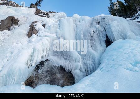 Chutes du ruisseau Tangle gelé dans le parc national Jasper, Canada Banque D'Images