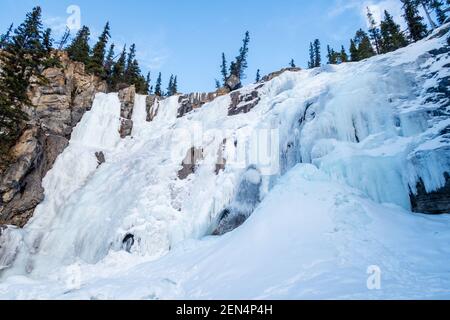 Chutes du ruisseau Tangle gelé dans le parc national Jasper, Canada Banque D'Images