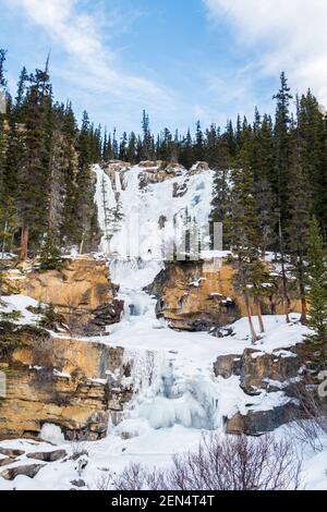 Chutes du ruisseau Tangle gelé dans le parc national Jasper, Canada Banque D'Images