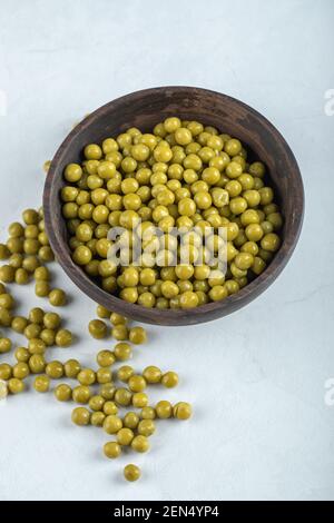 Photo verticale des olives vertes marinées dans un bol en bois Banque D'Images