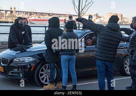 NEW YORK, NY – 25 FÉVRIER : répétition des équipiers et des spectateurs pour le tournage de l'émission de télévision « Blue Bloods » saison onze à Astoria Park le 25 février 2021 à New York. Crédit : Ron Adar/Alay Live News Banque D'Images