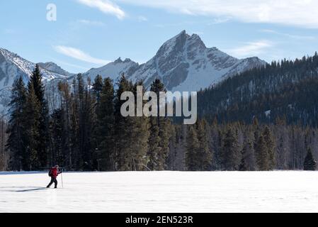 Ski de fond dans la région de Park Creek, Sawtooth Mountains, Idaho. Banque D'Images