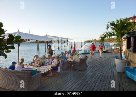 Clients sur le pont à Saba Rock Resort, Virgin Gorda, Îles Vierges britanniques Banque D'Images