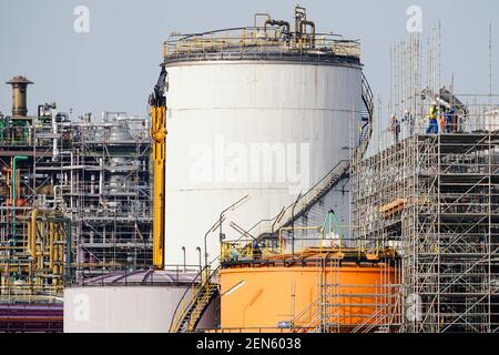 Ludwigshafen, Allemagne. 24 février 2021. Les travailleurs sont vus à côté des bâtiments sur le site de la société chimique BASF. La société annoncera ses chiffres pour le dernier exercice financier vendredi (26/02). Credit: Uwe Anspach/dpa/Alamy Live News Banque D'Images