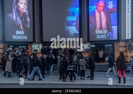 Madrid, Espagne. 25 février 2021. Après presque un an sans pouvoir quitter leur résidence en raison de la pandémie, les premiers personnes âgées immunisées dans ces centres de Madrid ont pu à nouveau profiter de la culture. Après la mise en œuvre du protocole de départ flexible, les personnes âgées ont bénéficié de cette première sortie des résidences. (Photo par Alberto Sibaja/Pacific Press) crédit: Pacific Press Media production Corp./Alay Live News Banque D'Images