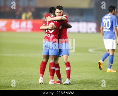 Christian Bassogog, joueur de football camerounais de Henan Jianye F.C. célèbre avec Zhou Dingyang après avoir misé contre le Jiangsu Suning F.C. lors de leur 7e match lors de la Super League (CSL) 2019 de l'Association chinoise de football à Zhengzhou, province du Henan, dans le centre de la Chine, le 27 avril 2019. Henan Jianye a battu Jiangsu Suning 2-1.
