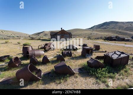 Une variété d'outils d'exploitation minière vintage est dispersée dans la ville fantôme de Bannack, dans le comté de Beaverhead, Montana. Établi en 1862 et déclaré un Na Banque D'Images