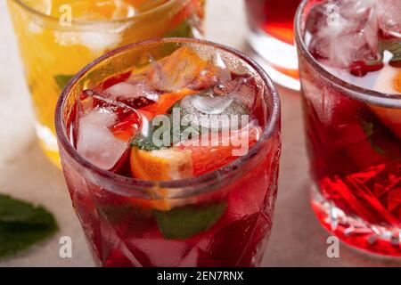 Gros plan de sangria dans des verres avec de la glace et du frais fruits Banque D'Images