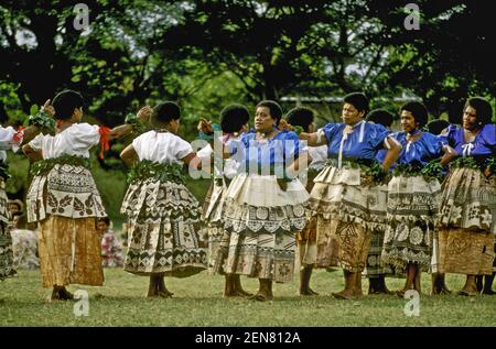 Les femmes dansent aux festivités accueillant un chef de retour à Viseisei, près de Lautoka sur l'île de Viti Levu, dans la division occidentale des Fidji Banque D'Images