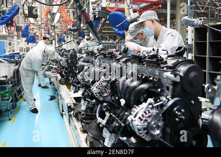 Harbin, Ltd. Dans la province de Heilongjiang, dans le nord-est de la Chine. 25 février 2021. Les gens travaillent dans un atelier de Harbin Dongan Automotive Engine Manufacturing Co., Ltd. Dans la province de Heilongjiang, dans le nord-est de la Chine, le 25 février 2021. En janvier 2021, les ventes de produits et le chiffre d'affaires de la société ont augmenté respectivement de 10.79 % et de 18.34 % par rapport à l'année précédente. Crédit : Wang Jianwei/Xinhua/Alay Live News Banque D'Images