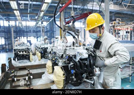 Harbin, Ltd. Dans la province de Heilongjiang, dans le nord-est de la Chine. 25 février 2021. Un homme travaille dans un atelier de Harbin Dongan Automotive Engine Manufacturing Co., Ltd. Dans la province de Heilongjiang, dans le nord-est de la Chine, le 25 février 2021. En janvier 2021, les ventes de produits et le chiffre d'affaires de la société ont augmenté respectivement de 10.79 % et de 18.34 % par rapport à l'année précédente. Crédit : Wang Jianwei/Xinhua/Alay Live News Banque D'Images