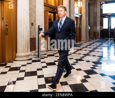 Washington, DC, États-Unis. 25 février 2021. Le sénateur RAND PAUL (R-KY) se promenant près de la salle du Sénat. Crédit : Michael Brochstein/ZUMA Wire/Alay Live News Banque D'Images