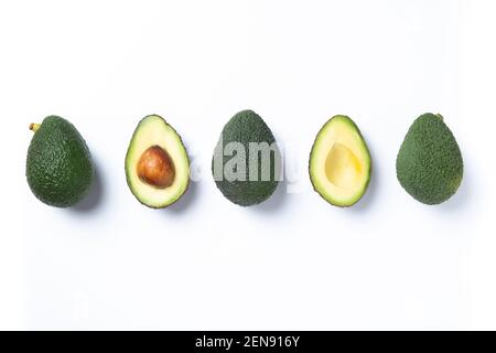 Morceaux frais avocat ensemble isolé sur fond blanc. Vue de dessus. Banque D'Images