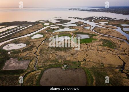 Vue aérienne sur le bassin d'Arcachon, Audenge et Biganos, le delta de la rivière Eyre au coucher du soleil Banque D'Images