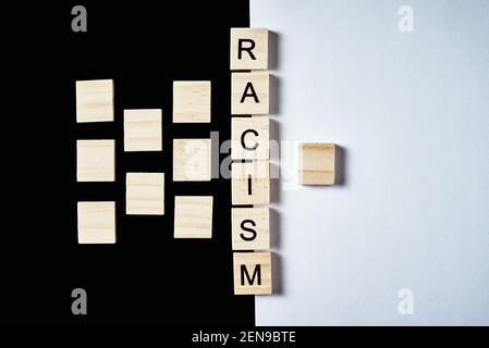 Beaucoup de blocs de bois séparés d'un avec le mot racisme. La notion de racisme et de malentendu entre les personnes, les préjugés et la discrimination Banque D'Images