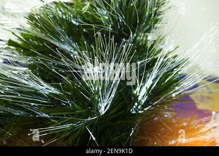 Fibre optique en vert par la lumière d'arbre de noël, gros plan avec bokeh. Banque D'Images