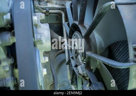 Ventilateur du radiateur sur la voiture démontée, système de refroidissement d'une vieille voiture. Banque D'Images