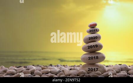 Années écrites sur la tour de pierre. Chiffres de 2017 à 2022. Coucher de soleil en arrière-plan Banque D'Images