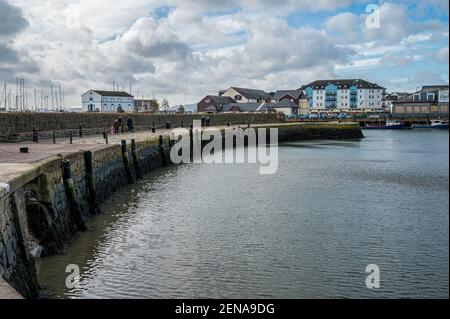 Carrickfergus, Irlande du Nord- 21 février 2021 : le vieux port de Carrickfergus. Banque D'Images