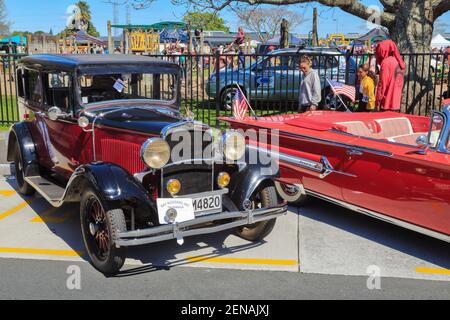 Une berline Dodge 4 portes 1929 à un salon de voiture classique. À côté se trouve une Impala 1960 rouge de Chevrolet Banque D'Images