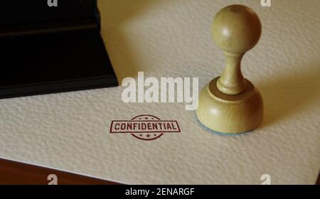 Timbre confidentiel et main estampillée. Concept de document commercial, secret de premier ordre et non public. Banque D'Images