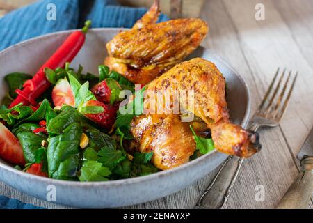Une assiette de poulet grillé avec salade Banque D'Images