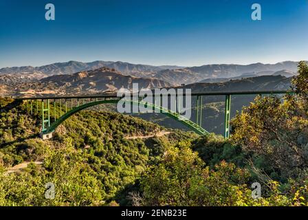 Cold Spring Arch Bridge sur San Marcos Pass Road dans les montagnes Santa Ynez, San Rafael Mountains à distance, Californie, Etats-Unis Banque D'Images