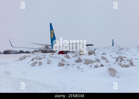 Ukraine, Kiev - 12 février 2021 : avions à l'hiver. Avion. Il y a beaucoup de neige à l'aéroport. Mauvais temps et visibilité. Blocs de neige. Neige Banque D'Images